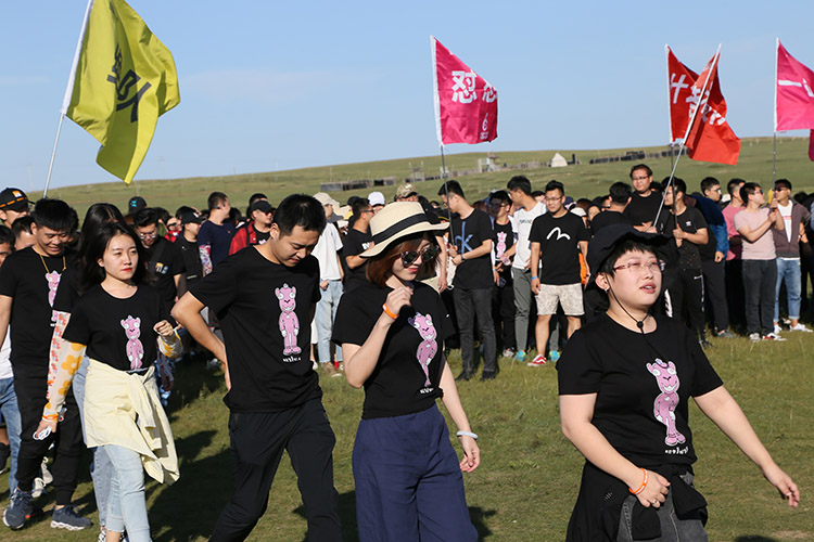 大家到達草原后排隊去看馬術(shù)表演